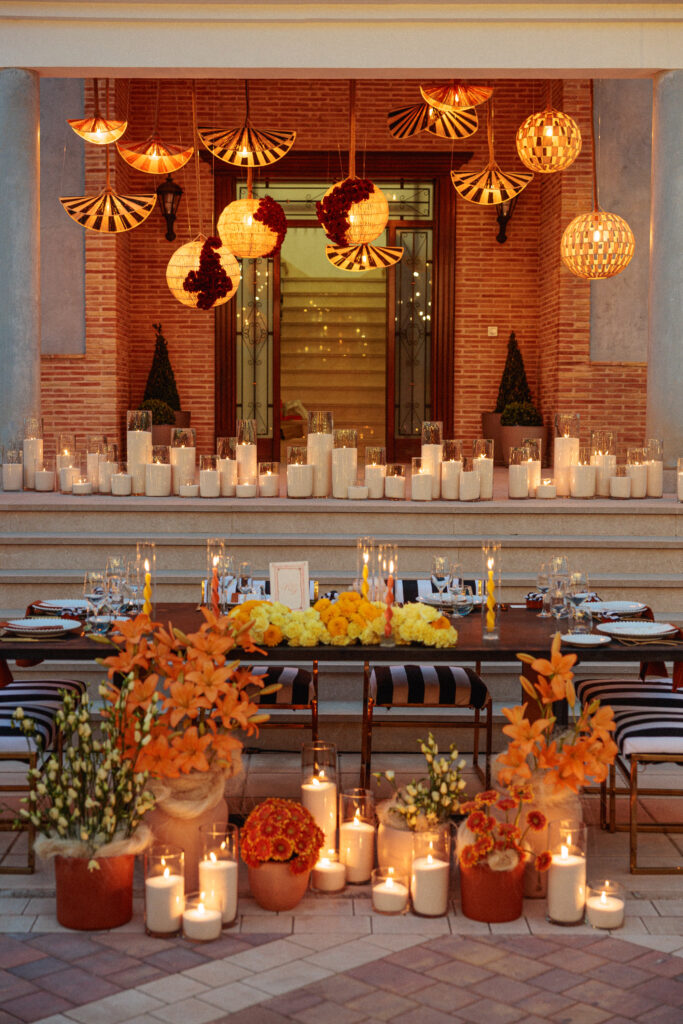 Decoración de boda con velas de cera perlada en tonos cálidos en finca privada en Barranda, Murcia, diseño de Puro Trajin