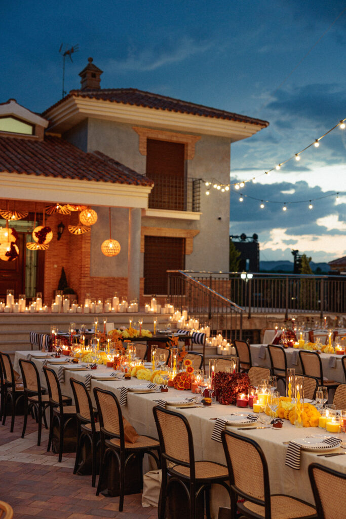 Decoración de boda con velas de cera perlada en tonos cálidos en finca privada en Barranda, Murcia, diseño de Puro Trajin