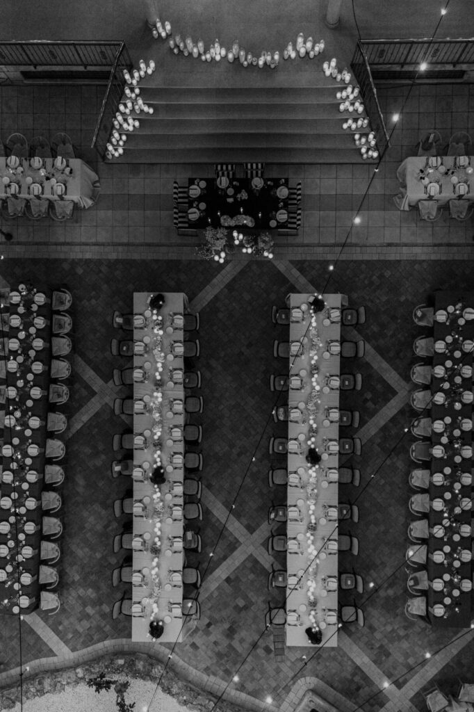 Decoración de boda con velas de cera perlada en tonos cálidos en finca privada en Barranda, Murcia, diseño de Puro Trajin